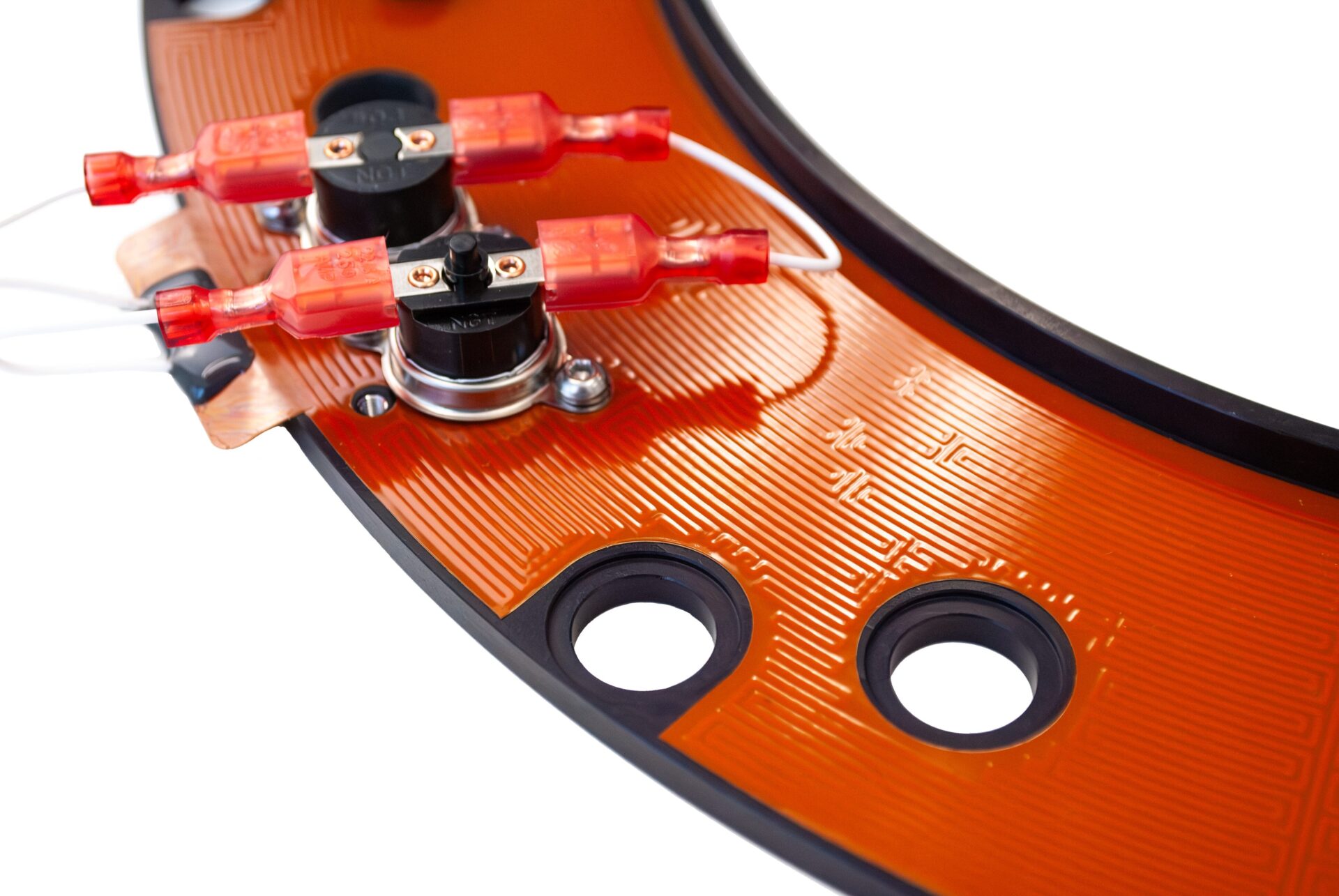 Werksseitig auf Kühlkörper laminierte Acryl-Kapton-Heizfolie mit Durchgangslöchern und integrierten dual redundanten Thermostaten