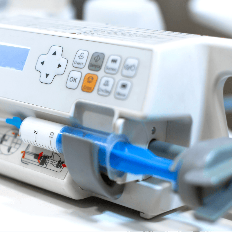 Medizinische Dosierpumpe am Tisch